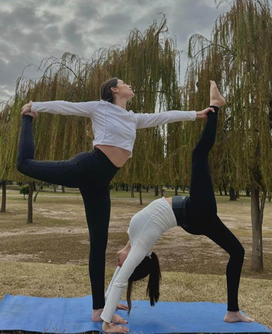 Postura de yoga de dos personas